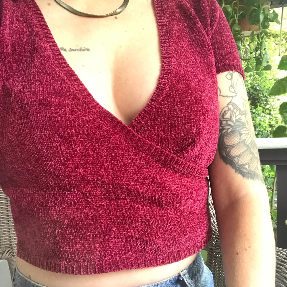 Knit faux-wrap short-sleeved crop top pink-maroon